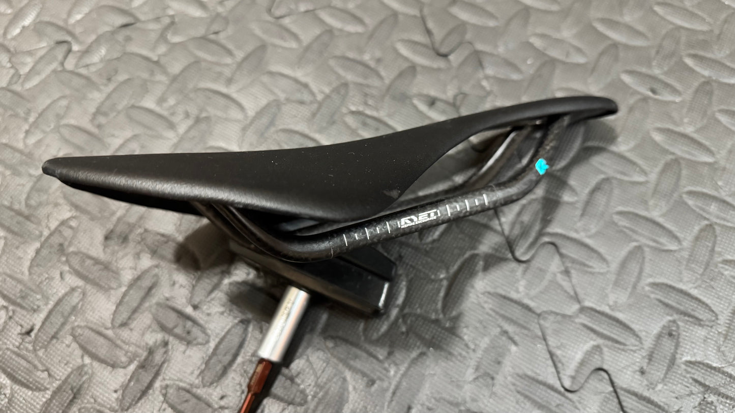 Saddle | Ultralight Ryet "Berk Style" Full Carbon Bike Saddle Leather OVAL 7x9MM (Used Item)